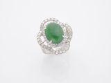 une bague en jade et diamants