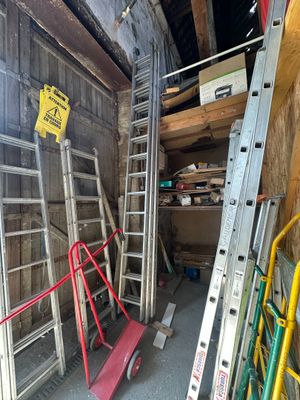 many ladders that are sitting in a room