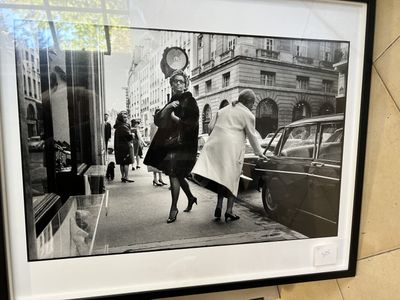 Daniel ANGELI (1943). Sophia Loren dans une rue de Paris, 19…