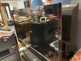 une vitrine en verre contenant une cafetière