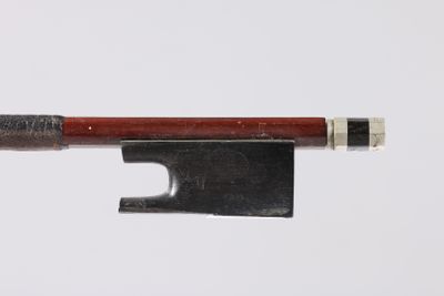 gros plan d'un archet de violon sur fond blanc
