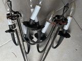 les trois lampes accrochées au mur de la pièce