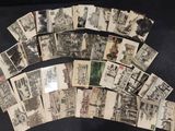 un lot de vieilles cartes postales posées sur une table