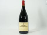 une bouteille de vin posée sur une table