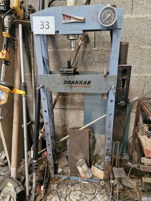 une machine qui trône au milieu d'un tas de ferraille