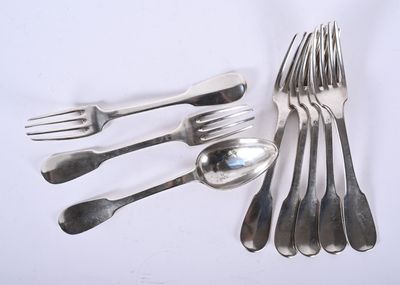 beaucoup de cuillères et de fourchettes sur la table