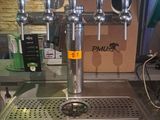 une table en métal sur laquelle sont disposés plusieurs robinets à bière