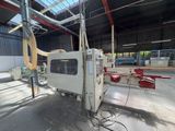 une machine qui se trouve à l'intérieur d'un bâtiment