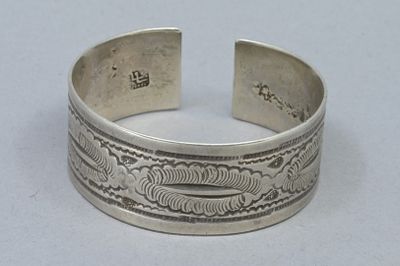 bracelet rigide en argent orné d'un motif de vagues et de nuages