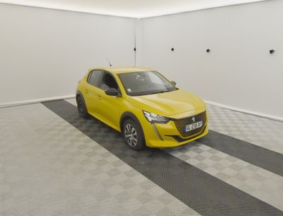 une voiture jaune garée dans une pièce au sol en damier