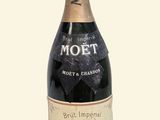 une bouteille de champagne Moët & Chandon sur fond blanc