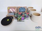 de nombreux objets différents posés sur une table