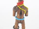 figurine en bois représentant un homme avec une corde autour du cou
