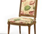 une image d'une chaise avec un dossier rembourré à motifs floraux
