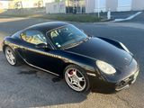une photo d'une voiture de sport noire garée sur un parking