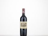 une bouteille de vin rouge posée sur une table
