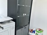 une imprimante noir et blanc posée sur un meuble