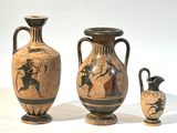 trois vases posés sur une surface blanche
