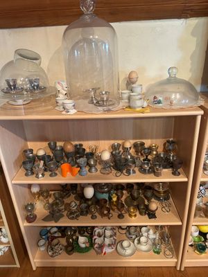 une étagère en bois sur laquelle sont posés de nombreux bocaux en verre