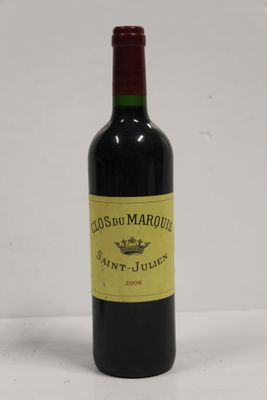 une bouteille de vin rouge posée sur une table blanche