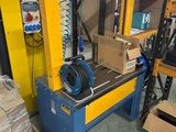 une photo d'une machine qui se trouve dans un entrepôt