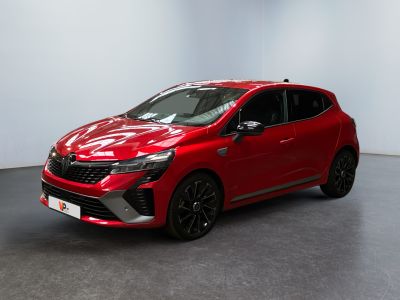 Une Toyota C-HR rouge est garée dans une pièce blanche