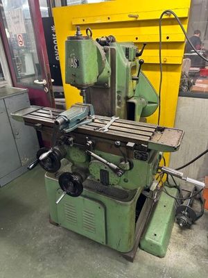 une machine posée sur une table dans une pièce