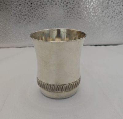 Une timbale CHRISTOFLE en métal argenté (hauteur 7cm)