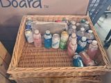 un panier en osier rempli de bouteilles d'eau et d'autres boissons