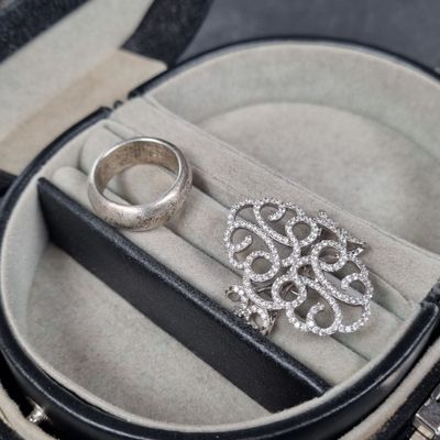 Lot comprenant : 1 pendentif en argent et pierre blanches à …
