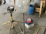 une lampe posée sur un trépied dans un garage
