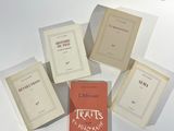 plusieurs livres sont posés sur une surface blanche avec un fond blanc
