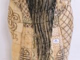 une statue représentant un homme barbu, avec une longue barbe