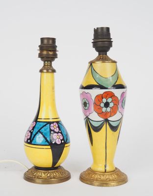 une paire de vases jaunes et bleus ornés de motifs floraux