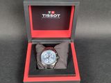 La montre se trouve dans une boîte posée sur la table, prête à être utilisée.