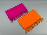 des écharpes orange et roses à franges sur un fond gris