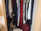 une photo d'un placard rempli de vêtements et de vêtements