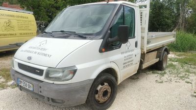 un camion blanc garé à côté d'une camionnette jaune
