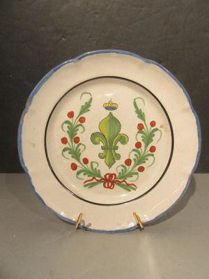 une assiette ornée d'un motif posée sur une table