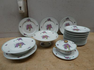 plusieurs assiettes et bols posés sur une table
