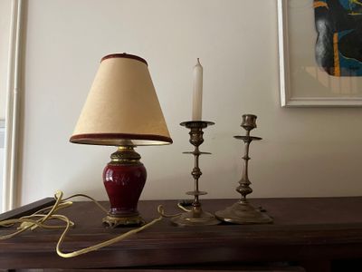 une lampe posée sur une table à côté d'une lampe
