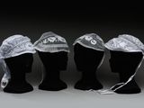 trois têtes de mannequins coiffées de chapeaux dans une pièce sombre