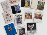 de nombreux livres qui sont posés ensemble sur la table