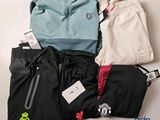 un tas de vêtements comprenant une veste, un pantalon et une montre