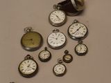 de nombreux types de montres de poche sur la table