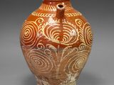 un vase marron et blanc orné de motifs en spirale