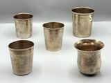 six coupes en argent ornées de motifs sur un fond blanc