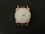 gros plan d'une montre-bracelet sur une surface noire