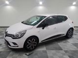 la voiture blanche est garée sur un sol en damier dans le garage