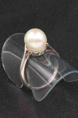 Bague en or gris 18K (750°/00) ornée d’une perle de culture …